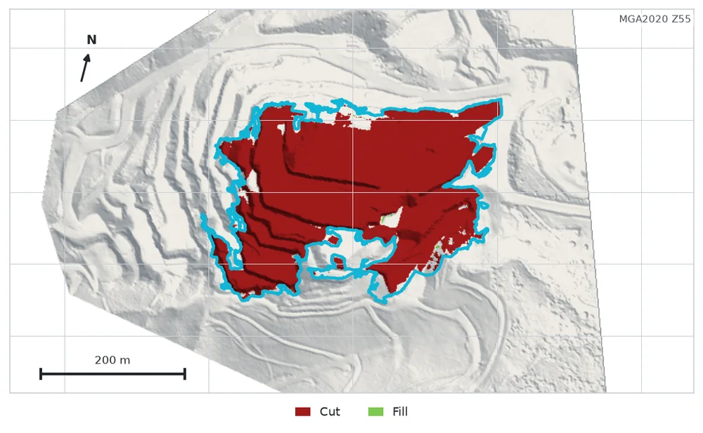 An EOMeasy plan-view volume render: a quarry extraction shown as cut in red over the surrounding ground, with a north arrow and scale bar.